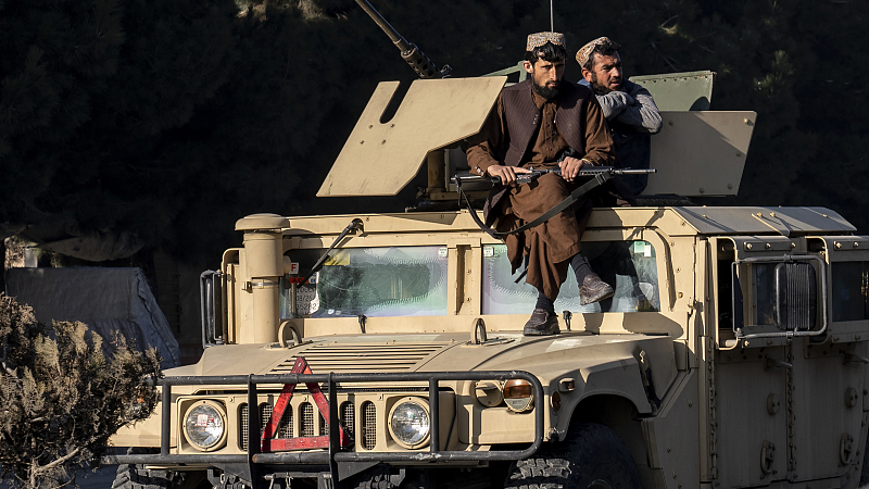 Chiến binh Taliban canh gác tại địa điểm xảy ra vụ nổ ở Kabul, Afghanistan, ngày 1/1/2023. (Ảnh: CGTN/CFP)