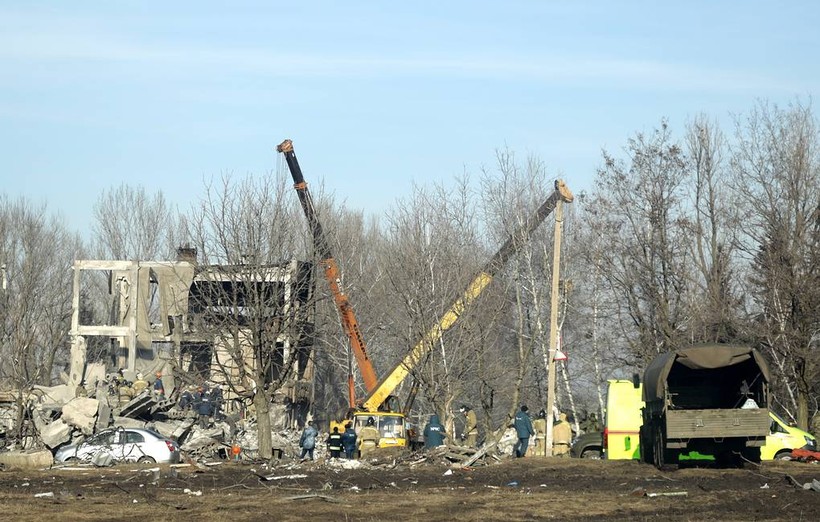 Công nhân dọn dẹp đống đổ nát sau cuộc tấn công bằng tên lửa của Ukraine ở Makiivka trong đêm ngày 1/1.