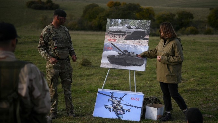 Một huấn luyện viên người Anh dạy các tân binh Ukraine về các loại phương tiện khác nhau của Nga trong một khóa huấn luyện với lực lượng vũ trang Vương quốc Anh gần Durrington, Anh, ngày 11/10/2022. (Ảnh: AFP)