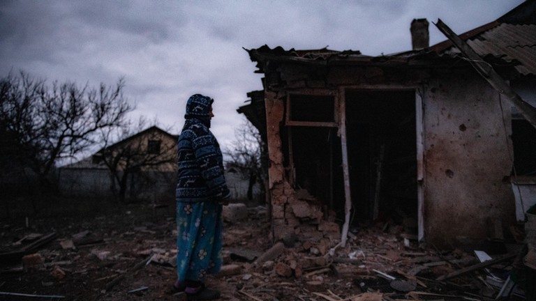 Một ngôi nhà ở Donetsk bị hư hại do pháo kích của Ukraine vào ngày 4/1/2023.