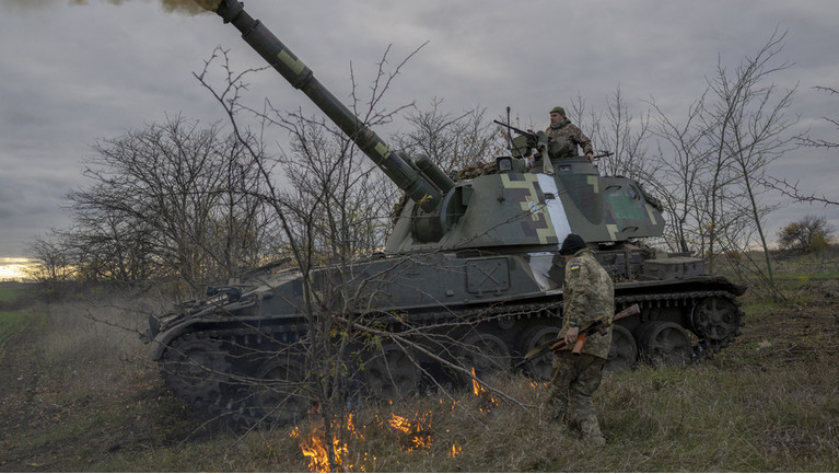Các thành viên đơn vị pháo binh Ukraine khai hỏa về phía Kherson vào ngày 28/10/2022. (Ảnh: BULENT KILIC / AFP)