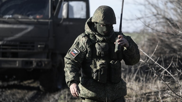 Một quân nhân Nga nói chuyện qua bộ đàm gần hệ thống tên lửa phóng loạt BM-21 Grad trong quá trình hoạt động quân sự của Nga ở Ukraine. (Ảnh: Sputnik/Konstantin Mihalchevskiy)
