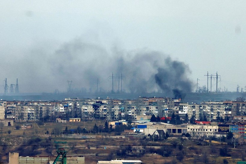 Khói bốc lên từ các cuộc không kích vào thành phố tiền tuyến Soledar nhìn từ Bakhmut ngày 5/1/2023. (Ảnh: REUTERS/Clodagh Kilcoyne).