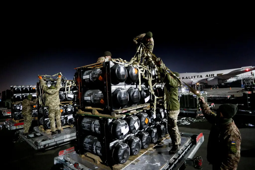 Quân nhân Ukraine mở gói tên lửa chống tăng Javelin ở Kiev vào tháng 2. Tên lửa là một phần trong gói hỗ trợ quân sự của Hoa Kỳ. Ảnh: Reuters.