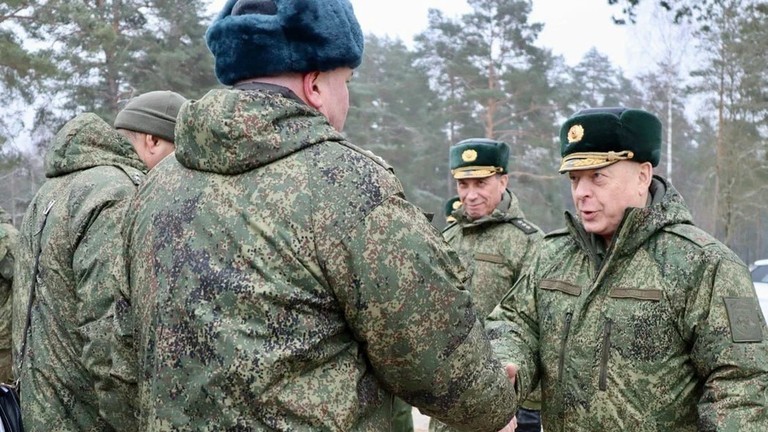 Tổng tư lệnh Lực lượng mặt đất Nga, Tướng Oleg Salyukov, đến Belarus vào ngày 12/1/2023. (Ảnh: Bộ Quốc phòng Nga)