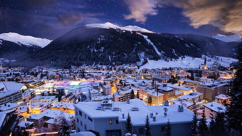 Davos, thị trấn nghỉ mát trượt tuyết của Thụy Sĩ, nơi diễn ra cuộc họp thường niên của Diễn đàn Kinh tế Thế giới trong 50 năm qua. (Ảnh: Canva).