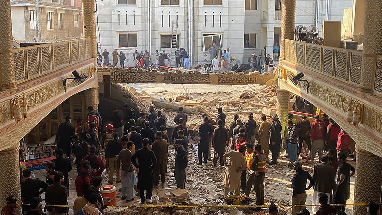 Các quan chức an ninh kiểm tra địa điểm xảy ra vụ nổ nhà thờ Hồi giáo ở Peshawar ngày 30/1/ 2023. (Ảnh: Maaz ALI / AFP)