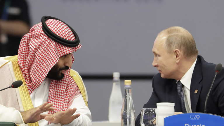 Mohammed bin Salman và Vladimir Putin phát biểu khi bắt đầu hội nghị thượng đỉnh G20 ở Buenos Aires, Argentina, ngày 30/11/2018. (Ảnh: AP / Natacha Pisarenko)