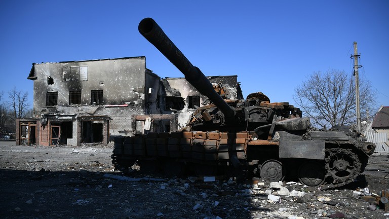 Một chiếc xe tăng Ukraine bị phá hủy ở Cộng hòa Nhân dân Donetsk. (Ảnh: Sputnik / Maksim Blinov)