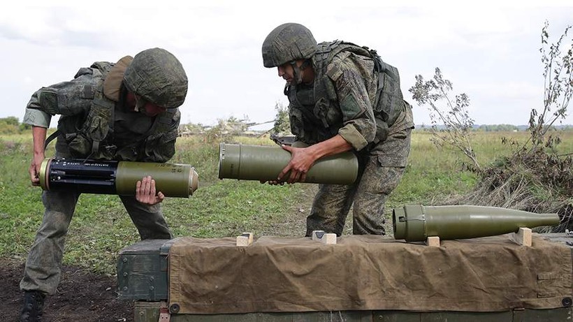 Binh sĩ Nga lắp đạn pháo Krasnopol. (Ảnh: TASS)