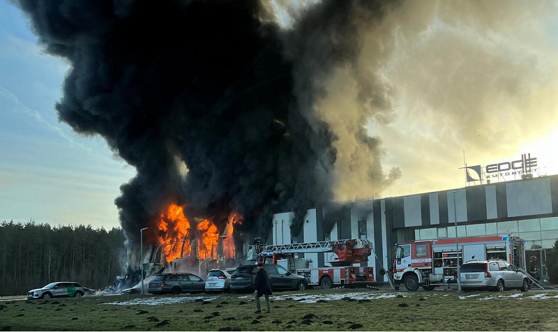 Quang cảnh hỏa hoạn tại nhà máy sản xuất máy bay không người lái Mỹ ở Latvia.