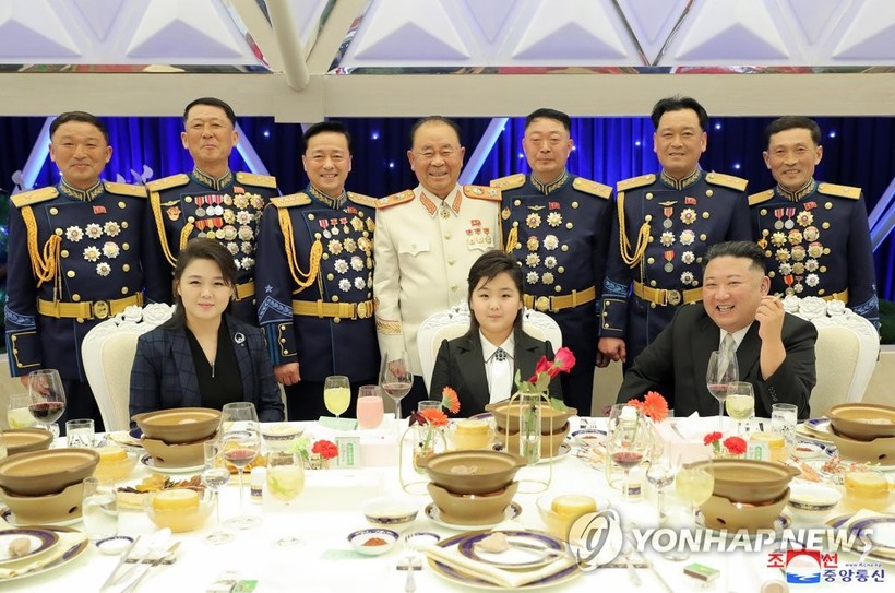 Con thứ 2 của ông Kim Jong-un là Ju-ae ngồi giữa cha và mẹ Ri Sol-ju tại bàn tiệc, xung quanh là các sĩ quan quân đội cấp cao.