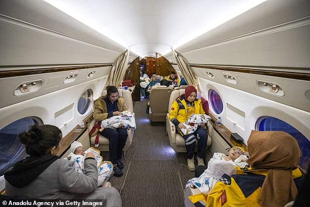 Các bé được cứu từ trận động đất được máy bay Tổng thống Thổ Nhĩ Kỳ đưa đén nơi an toàn.