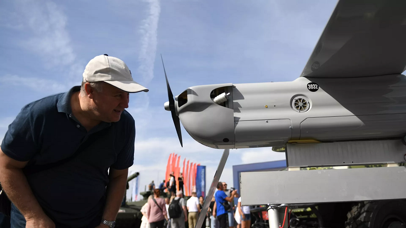 Một vị khách xem xét UAV trinh sát Orlan-30.