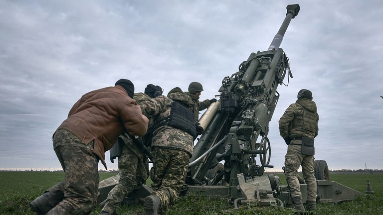 Binh sĩ Ukraine chuẩn bị lựu pháo M777 do Mỹ cung cấp để bắn vào các vị trí của Nga ở vùng Kherson, ngày 9/1/2023. (Ảnh: AP Photo/Libkos).
