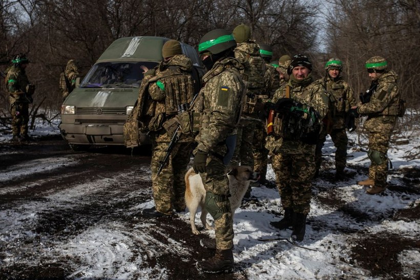 Quân nhân Ukraine trên một con đường bên ngoài thị trấn tiền tuyến Bakhmut, trong bối cảnh Nga tấn công vùng Donetsk. (Ảnh: Reuters).
