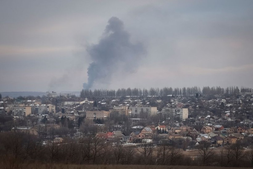 Khói bốc lên trong một cuộc pháo kích, giữa lúc Nga tấn công Ukraine, tại thành phố tiền tuyến Bakhmut ở vùng Donetsk, Ukraine ngày 9/2/2023. (Ảnh: Reuters/Yevhen Titov).