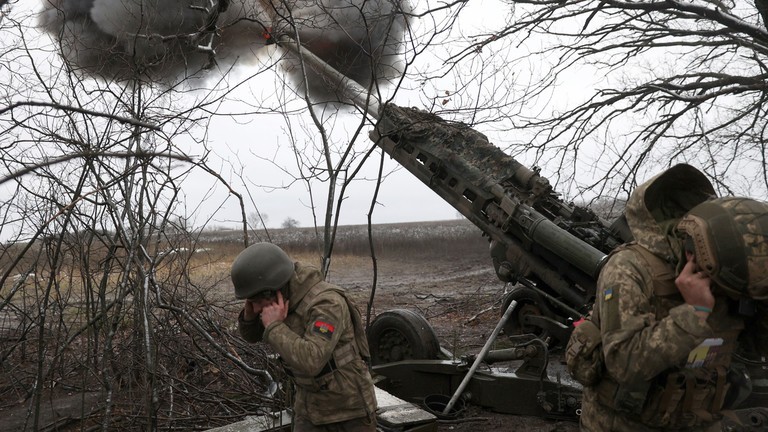 Lính Ukraine bắn lựu pháo M777 về phía các vị trí của Nga ở tiền tuyến phía đông Ukraine, vào ngày 23/11/2022. (Ảnh: Anatolii Stepanov/AFP)
