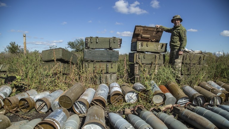 Một người lính Ukraine kiểm tra tại bãi chứa đạn gần thị trấn Izium, Ukraine. (Ảnh: AP / Aleksandar Ratushniak)