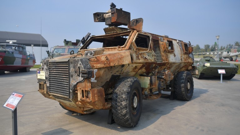 Một chiếc xe bọc thép Bushmaster do Australia cung cấp bị lực lượng Nga bắt giữ ở Ukraine được trưng bày tại Công viên Yêu nước ở Vùng Moscow.