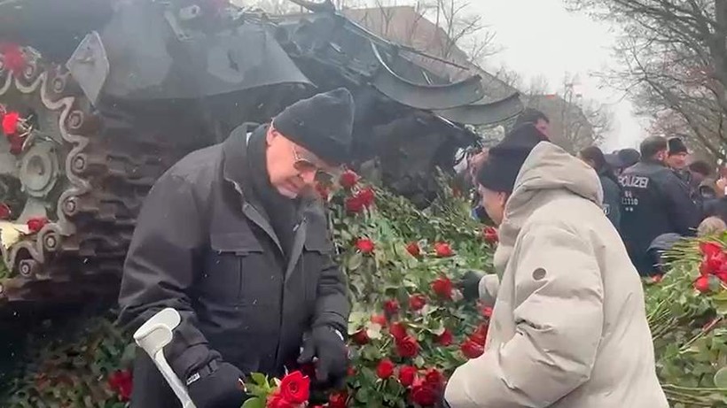 Người Đức phủ hoa hồng lên xe tăng đặt trước đại sứ quán Nga.