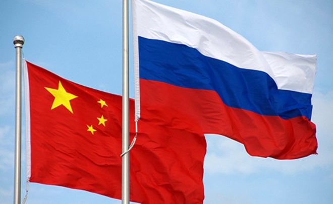 Quốc kỳ Trung Quốc và Nga.