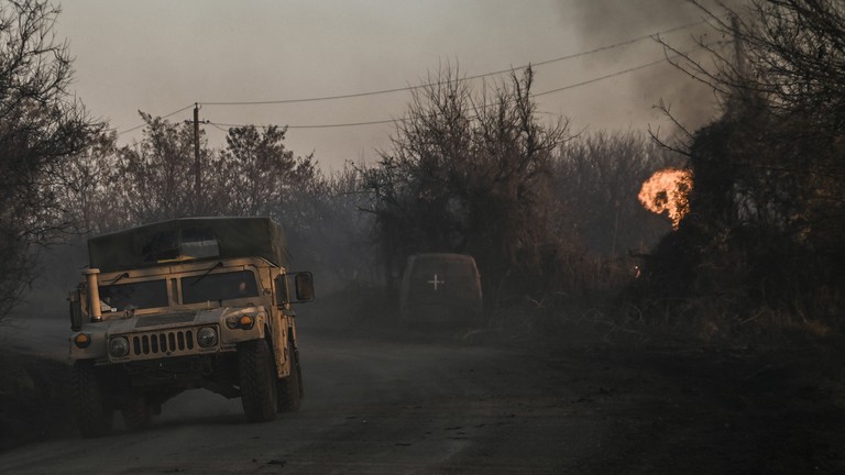 Một chiếc xe quân sự của Ukraine ở làng Chasov Yar gần Bakhmut. (Ảnh: AFP / Aris Messinis)