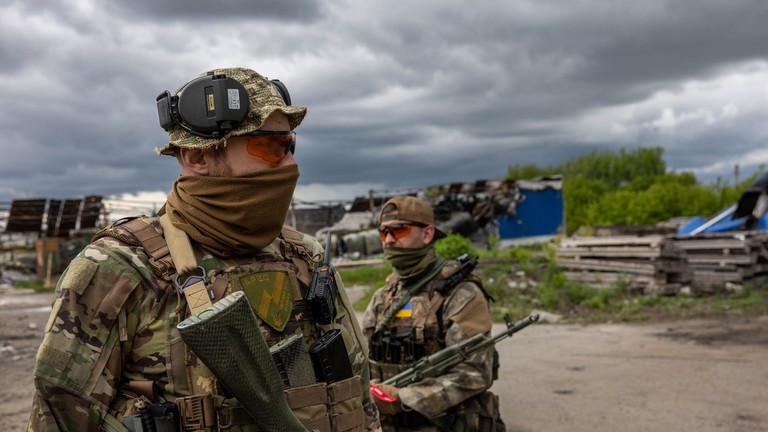 Lực lượng Phòng vệ Lãnh thổ Ukraine tuần tra gần tiền tuyến. (Ảnh: John Moore / Getty Images)