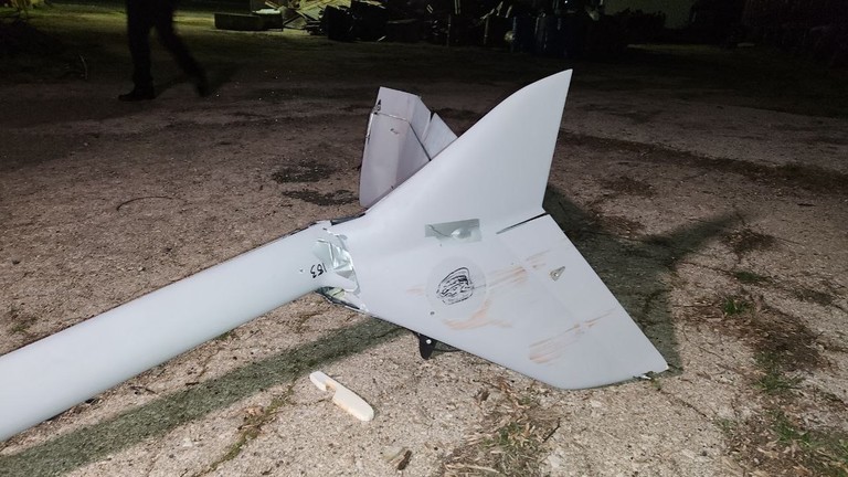 Mảnh vỡ của một UAV Ukraine bị bắn hạ trên Dzhankoy ở Crimea. (Ảnh: Telegram/Oleg Kryuchkov)