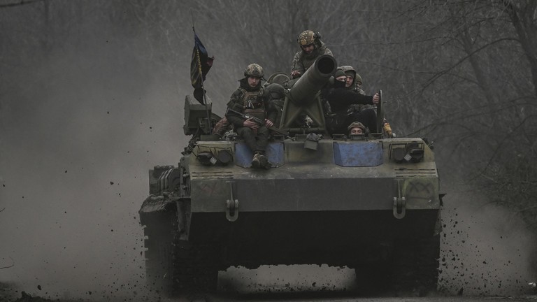 Quân nhân Ukraine trên xe tăng 2S7 Pion gần Bakhmut, thuộc vùng Donbass ngày 15/3. (Ảnh: Aris Messinis / AFP)