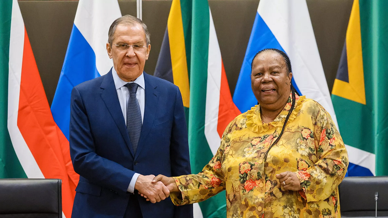 Ngoại trưởng Nga Sergei Lavrov và Ngoại trưởng Nam Phi Naledi Pandor trong cuộc họp báo chung sau cuộc gặp ở Pretoria.