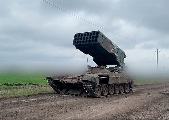 Pháo phản lực TOS-1A Solntsepek khai hỏa trong một trận chiến gần Svatovo-Kremennaya.