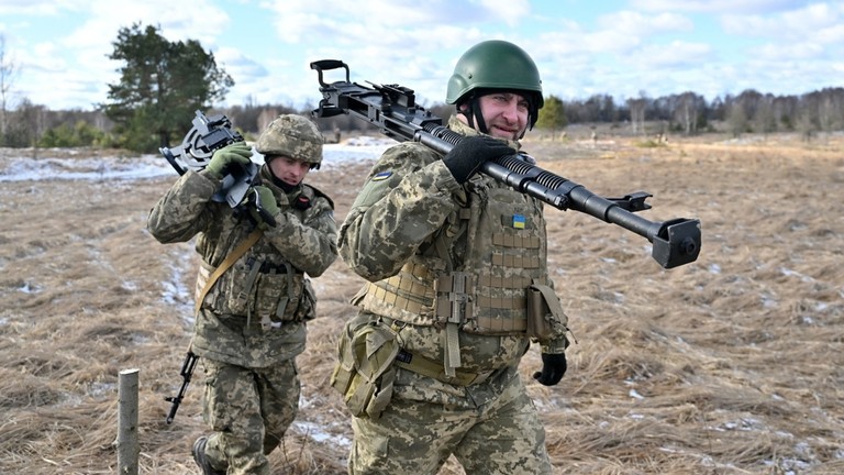 Binh sĩ Ukraine mang súng máy hạng nặng (Ảnh: AFP)