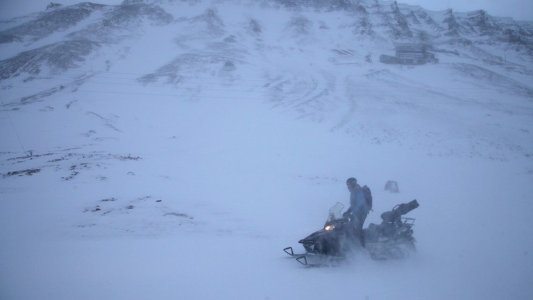 Một chiếc xe trượt tuyết ở Spitsbergen. (Ảnh: Steffen Trumpf/Getty Images).