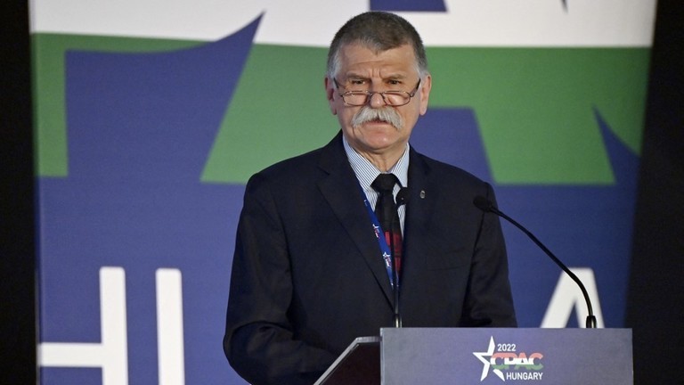Ông Laszlo Kover có bài phát biểu của Hội nghị Hành động Chính trị Bảo thủ ở Budapest, Hungary ngày 20/5/2022. (Ảnh:AFP / Attila Kisbenedek )