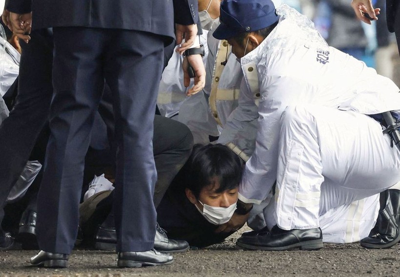Một người đàn ông, được cho là nghi phạm đã ném một vật dường như là bom khói gần Thủ tướng Nhật Bản Fumio Kishida bị cảnh sát giữ tại cảng cá Saikazaki ở Wakayama, tỉnh Wakayama, tây nam Nhật Bản ngày 15/4/2023,