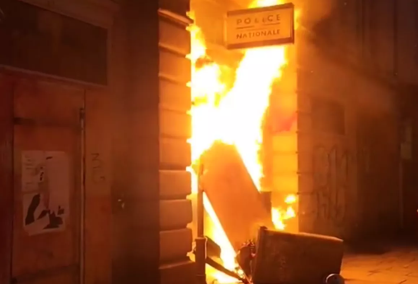 Người biểu tình đốt lối vào một đồn cảnh sát địa phương