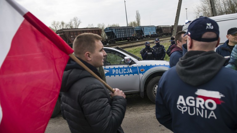 Nông dân biểu tình xem một đoàn tàu chở ngũ cốc Ukraine tại tuyến đường sắt ở Hrubieszow, Ba Lan vào ngày 12/4. (Ảnh: lobal Look Press).