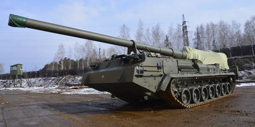 Xe pháo tự hành 2S7M Malka 203 mm nâng cấp đầu tiên được bàn giao cho Bộ Quốc phòng Nga. (Ảnh: Văn phòng báo chí Rostec\TASS)