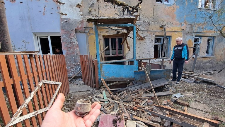 Một tòa nhà dân cư bị hư hại ở quận Petrovsky của Donetsk vào ngày 23/4/2023. (Ảnh: Sputnik / Sergey Baturin)