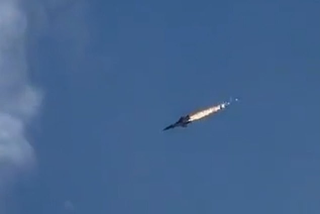 MiG-31 bốc cháy khi đang bay.