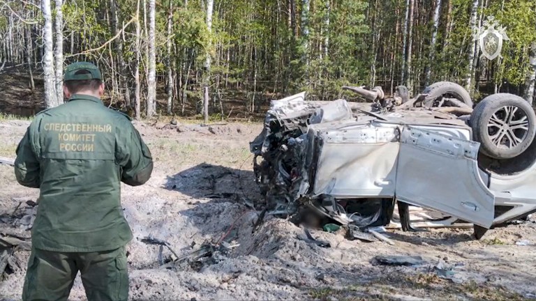 Hiện trường chiếc xe phát nổ của nhà văn Zakhar Prilepin ở vùng Nizhny Novgorod, Nga, ngày 6/5. (Ảnh: AP/ Ủy ban Điều tra Nga)