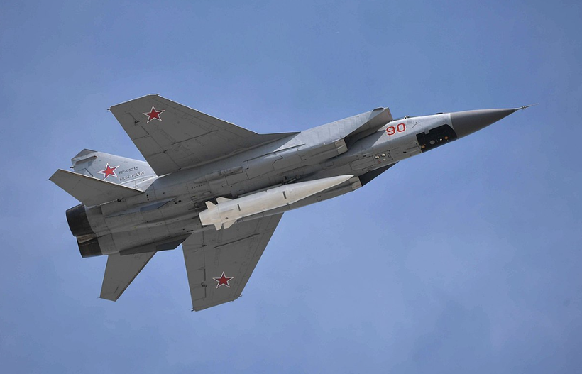 Máy bay MiG-31 mang tên lửa Kinzhal. (Ảnh: Aviationweek)