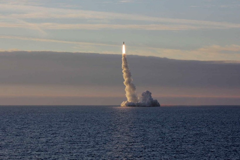 Tên lửa Bulava phóng từ biển. (Ảnh: Bộ Quốc phòng Nga).