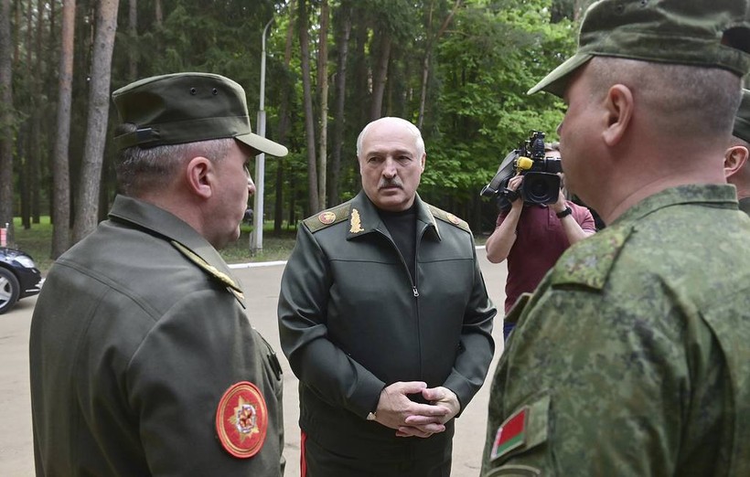 Tổng thống Alexander Lukashenko (giữa).