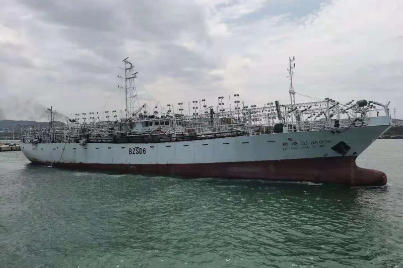 Lupeng Yuanyu 028, một tàu vận tải do công ty Penglai Jinglu Fishery điều hành, bị lật vào 16/5. Ảnh: SCMP.