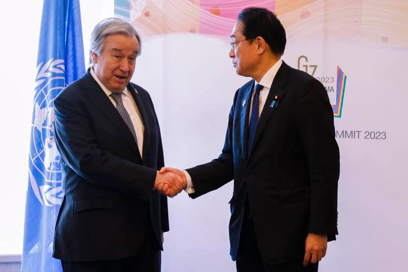 Tổng thư ký Liên Hợp Quốc Antonio Guterres bắt tay với Thủ tướng Nhật Bản Fumio Kishida tại Hội nghị thượng đỉnh G7 ở Hiroshima.