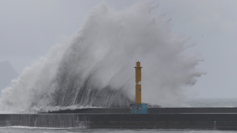 Sóng lớn khi bão Mawar tiến đến Đài Loan ngày 30/5/2023. (Ảnh: Chiang Ying-ying/AP)