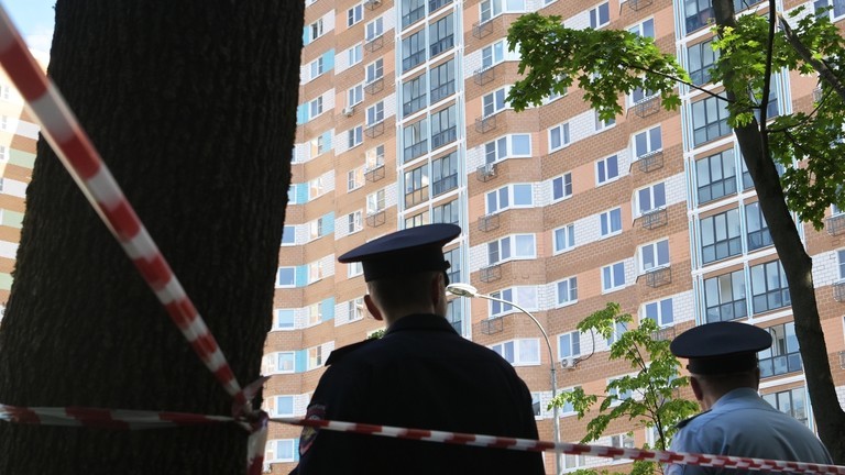 Cảnh sát tại một tòa nhà dân cư bị hư hại bởi một cuộc tấn công bằng UAV trên đường Profsoyuznaya ở Moscow hôm 30/5. Ảnh: RIA Novosti)