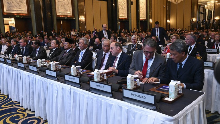 Các bộ trưởng quốc phòng và phái đoàn tham dự hội nghị thượng đỉnh Đối thoại Shangri-La lần thứ 20 tại Singapore vào ngày 3/6. (Ảnh: Roslan RAHMAN / AFP).